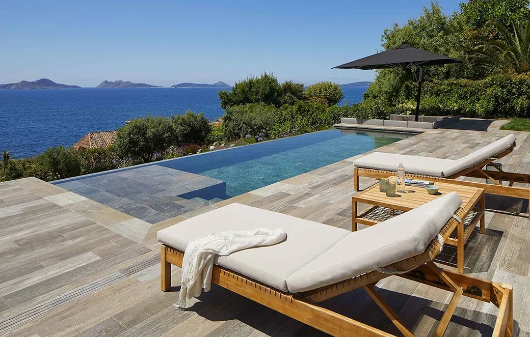 Alberca infinity con gres porcelánico Rosa Gres y vista al mar