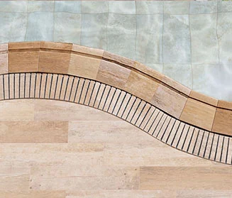 Rejilla Flex de gres porcelánico en el borde de una alberca desbordante