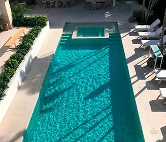 Alberca de gres porcelánico con zona de spa integrada